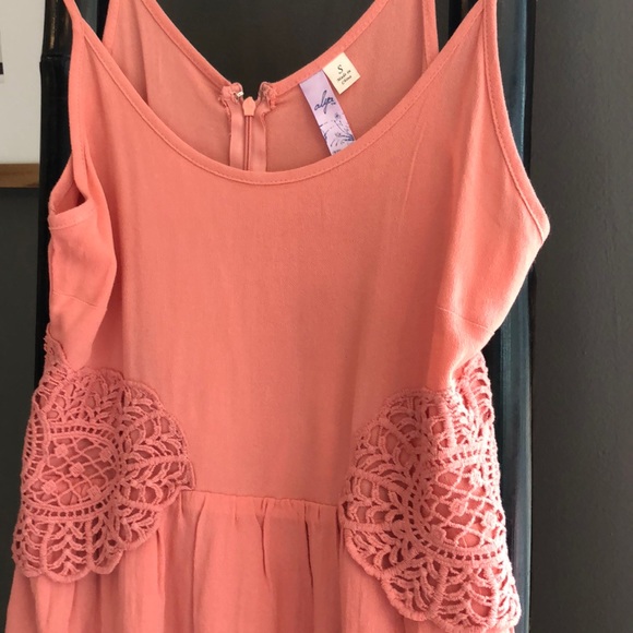 Francesca’s dress - size S. Coral color - Picture 2 of 4